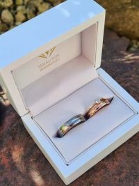 patricia and laszlo damacus rosegold wedding ring pair