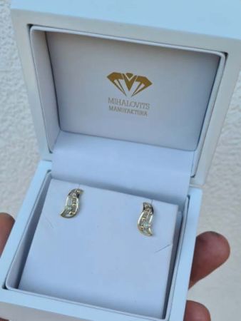 gold earring flower