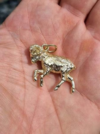 gold pendantl